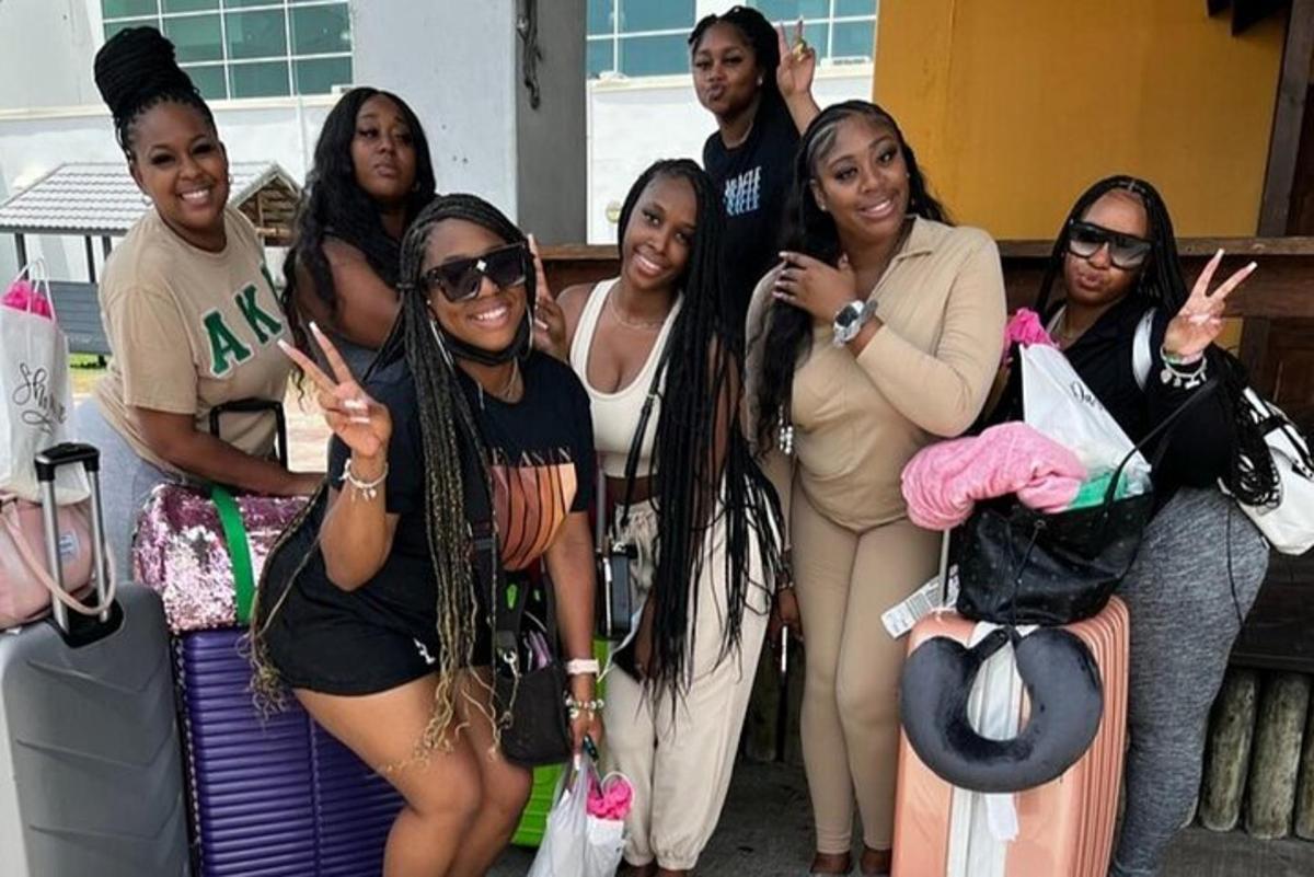 Un grupo de mujeres posando para una foto con equipaje.