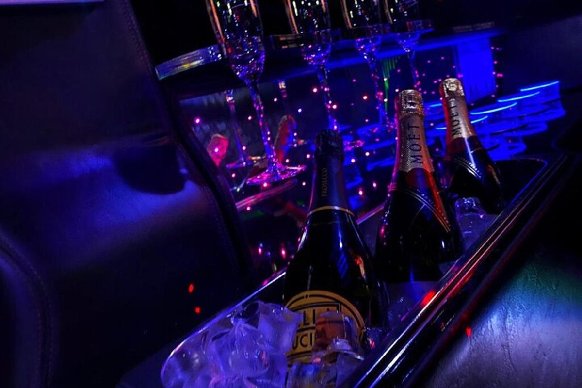 bar s lahvemi šampaňského a sklenicemi na víno