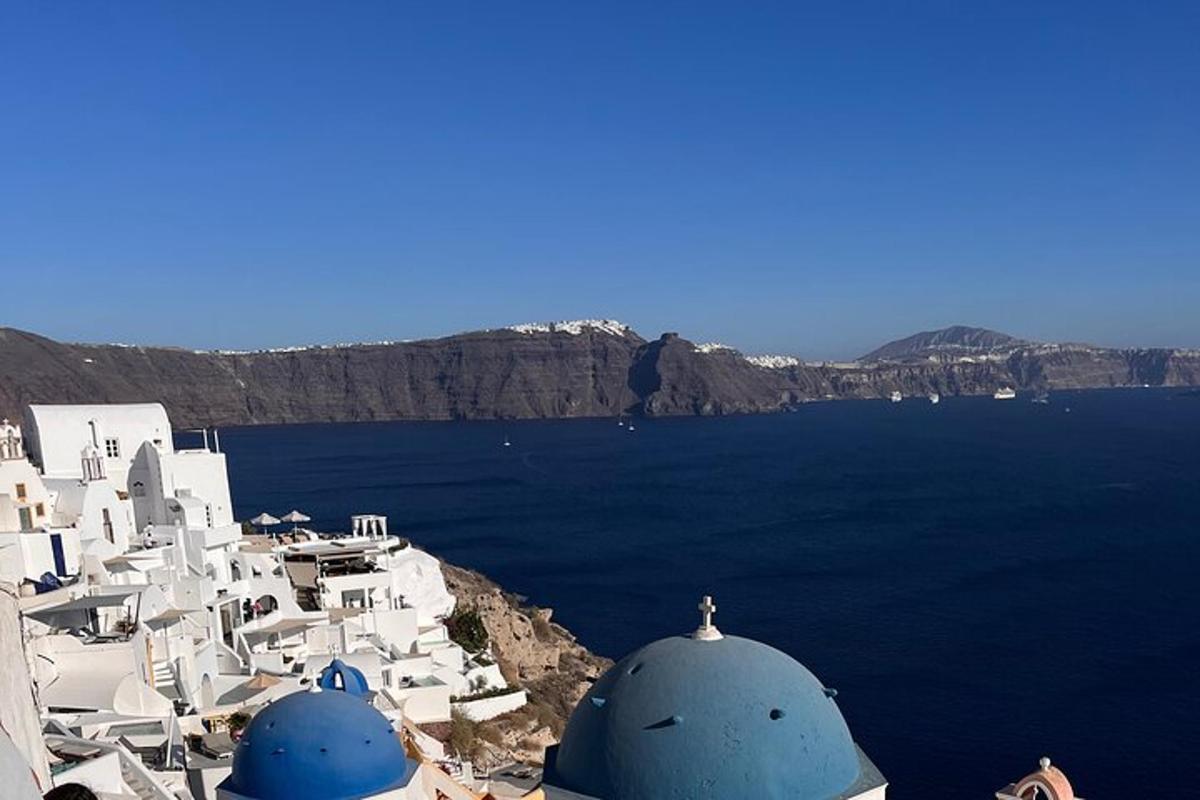 白い建物群と海の景色