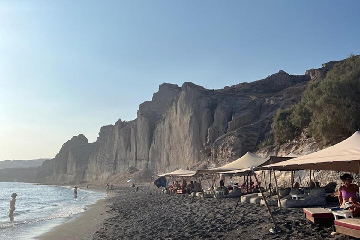 pantai dengan payung dan orang-orang di pantai