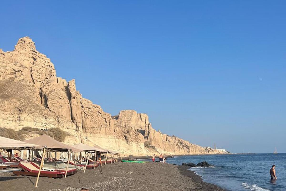 plaža s čolni in senčniki na vodi