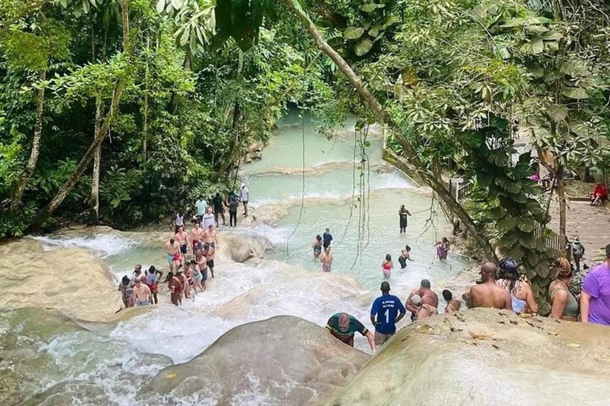 một nhóm người đang đứng dưới nước ở một con sông