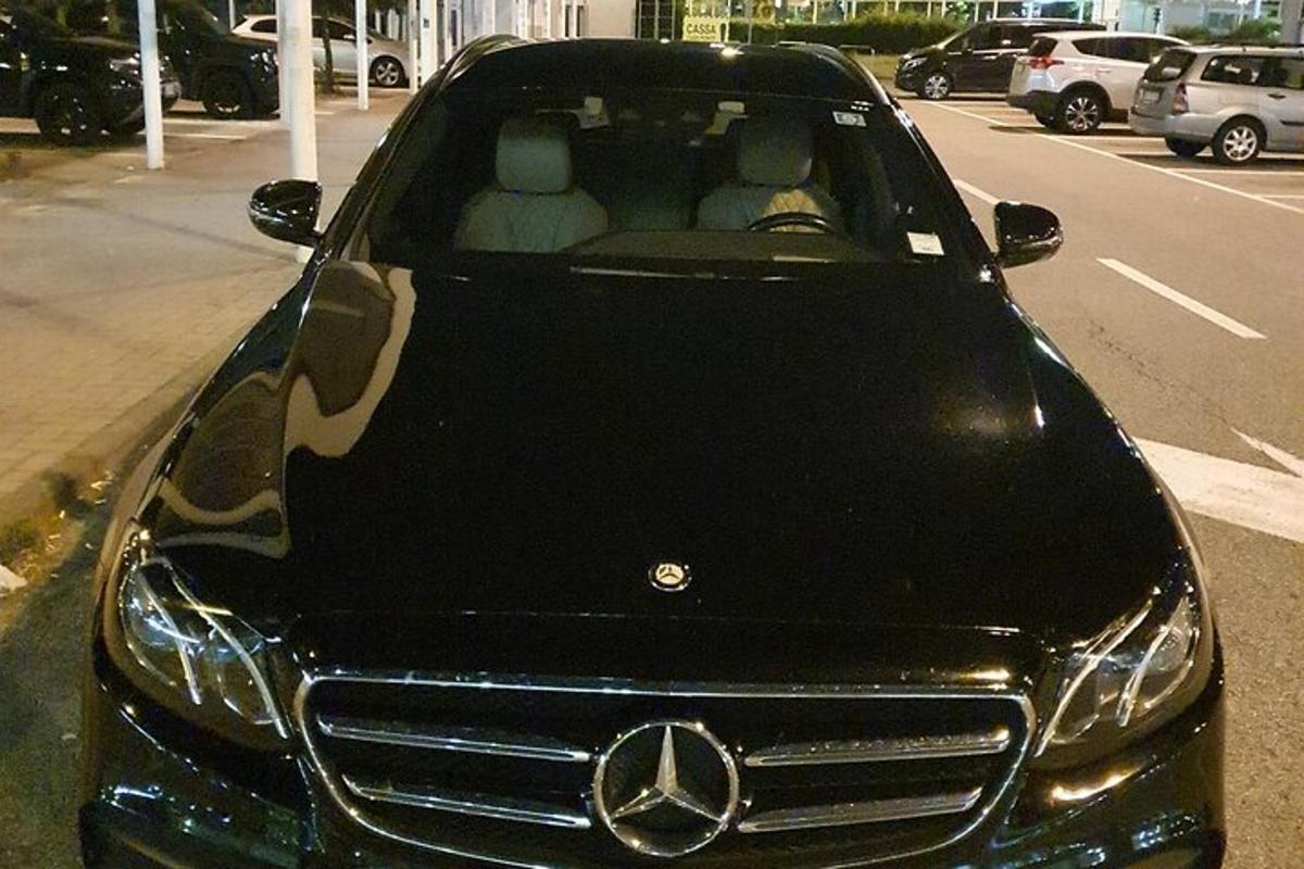 Mercedes Benz bíll lagður á götu í borginni