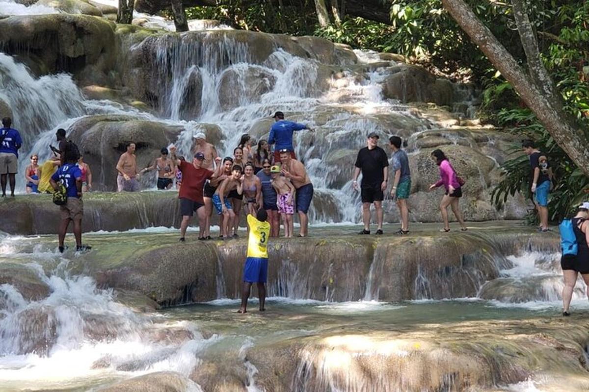 een groep mensen die voor een waterval staan
