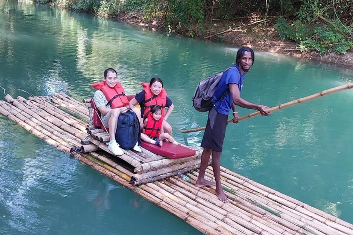 isang grupo ng mga tao sa isang balsa sa isang ilog