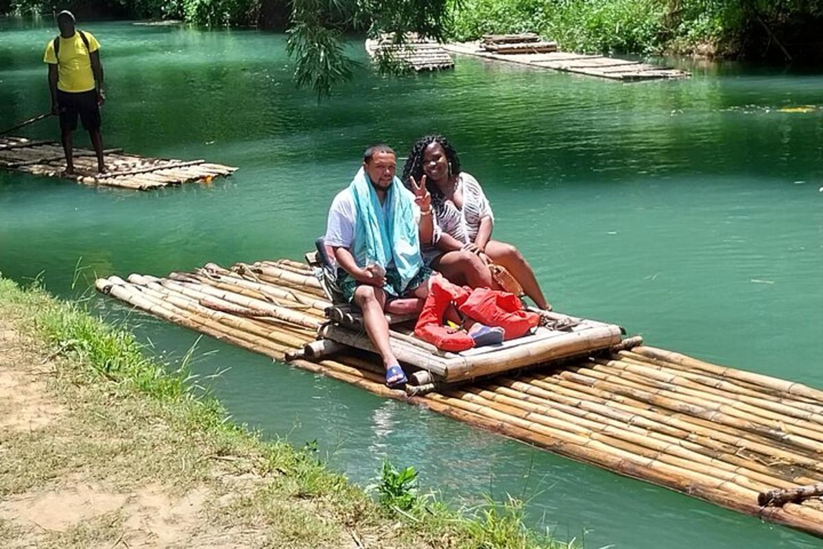 isang lalaki at isang babae na nakaupo sa isang balsa sa tubig