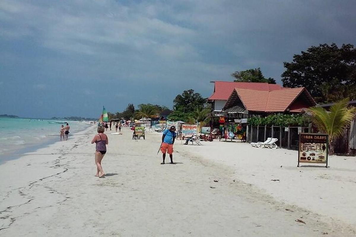 กลุ่มคนกำลังเดินเล่นอยู่บนชายหาด