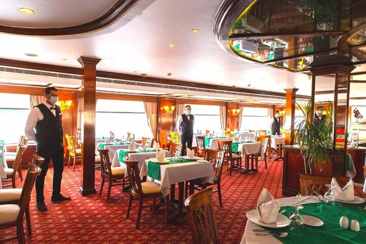 zwei Männer stehen in einem Esszimmer mit Tischen
