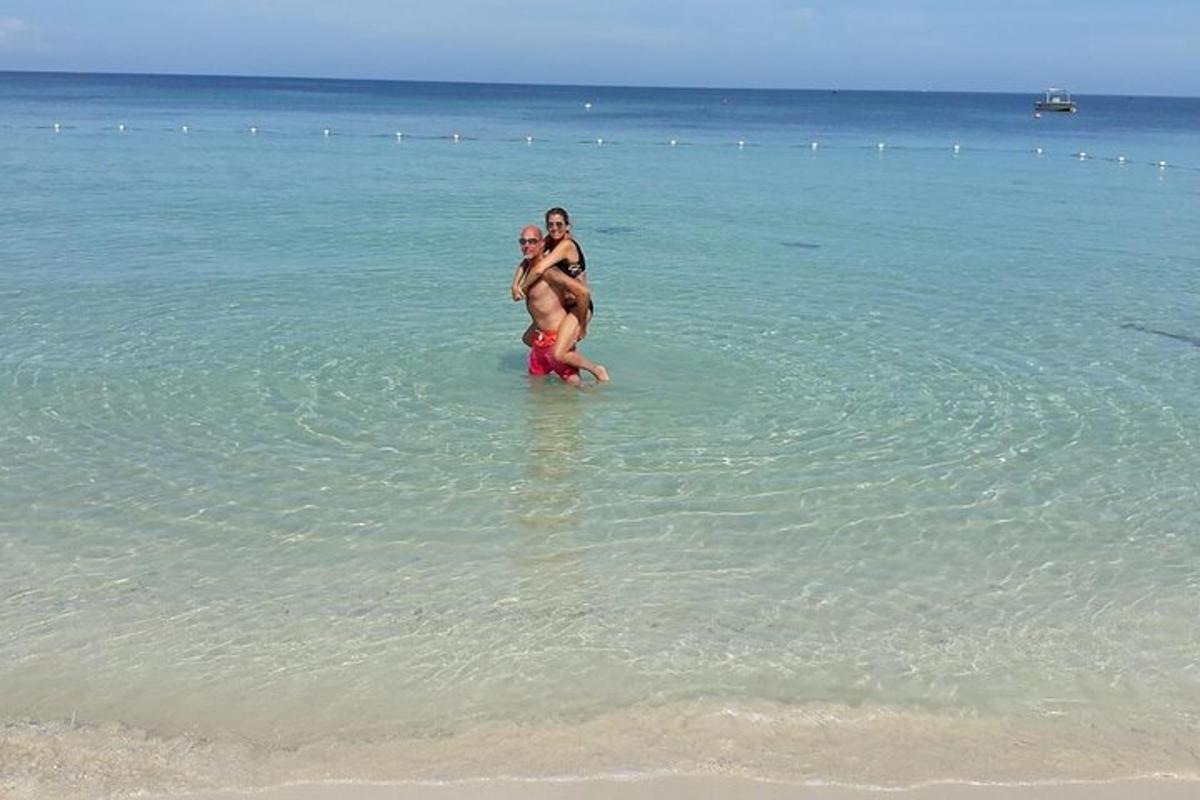um homem e uma mulher na água na praia