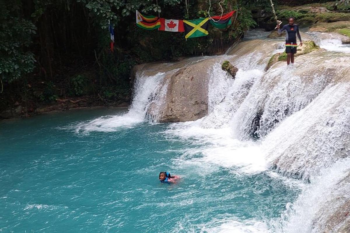 una persona en el agua en una cascada