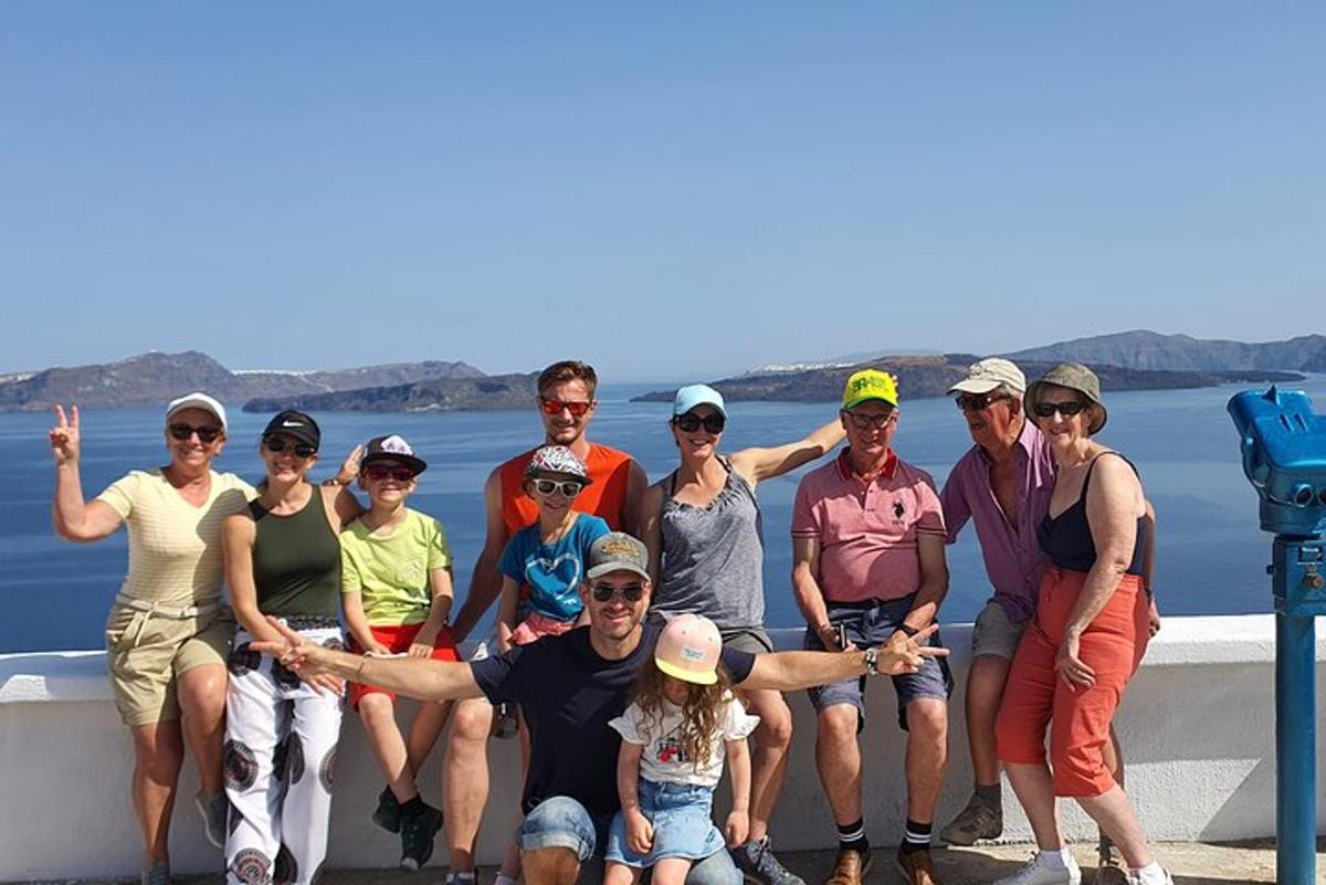 grupp inimesi poseerib paadis pildi jaoks