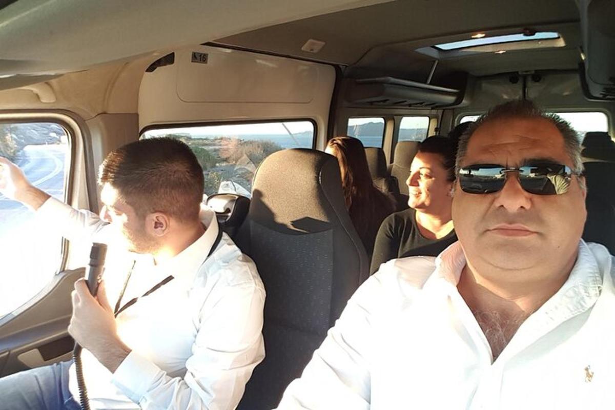um grupo de pessoas sentadas na parte de trás de um ônibus