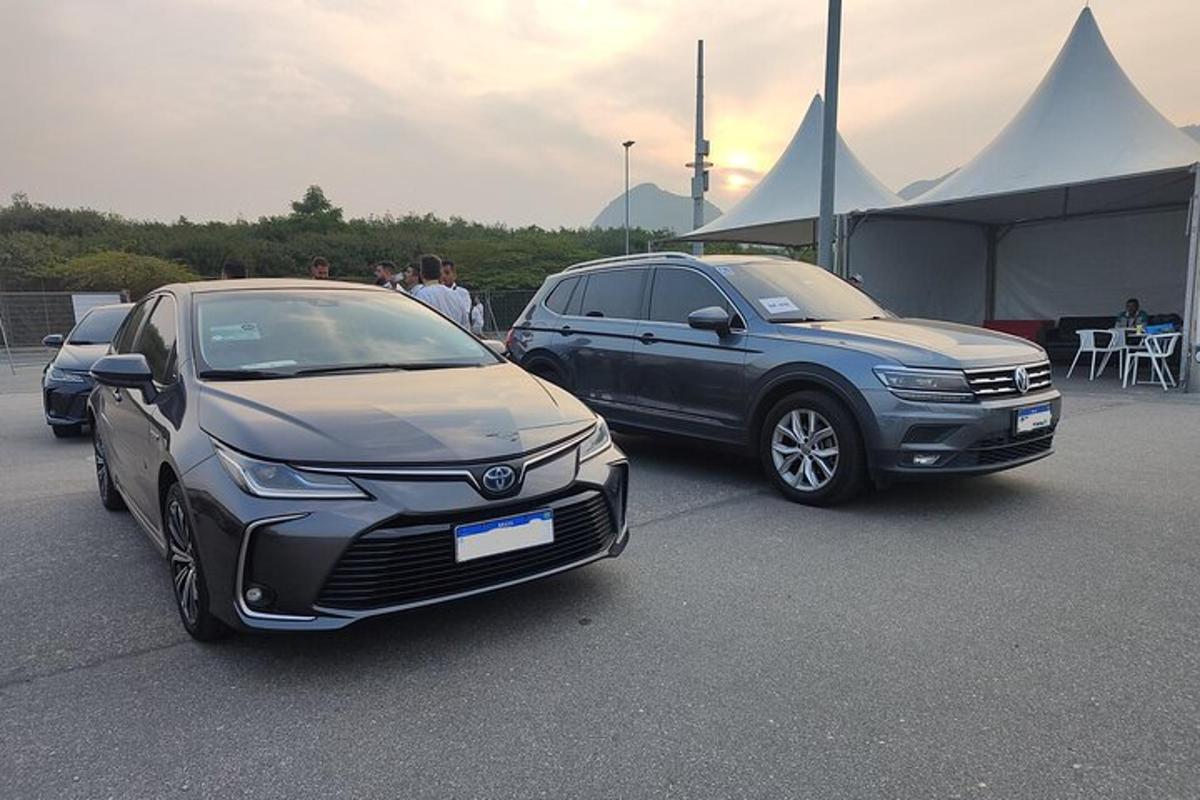 due auto parcheggiate una accanto all'altra in un parcheggio