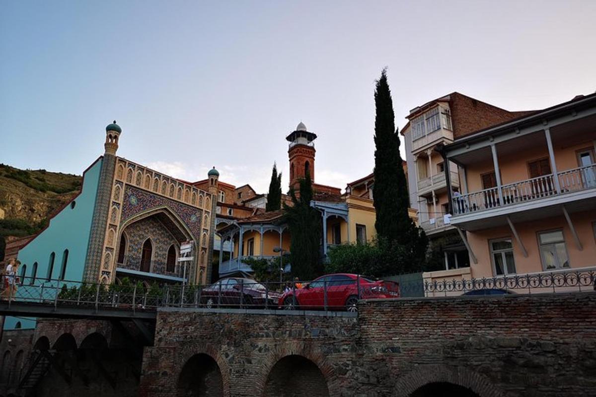 Un puente sobre una calle con edificios y coches.
