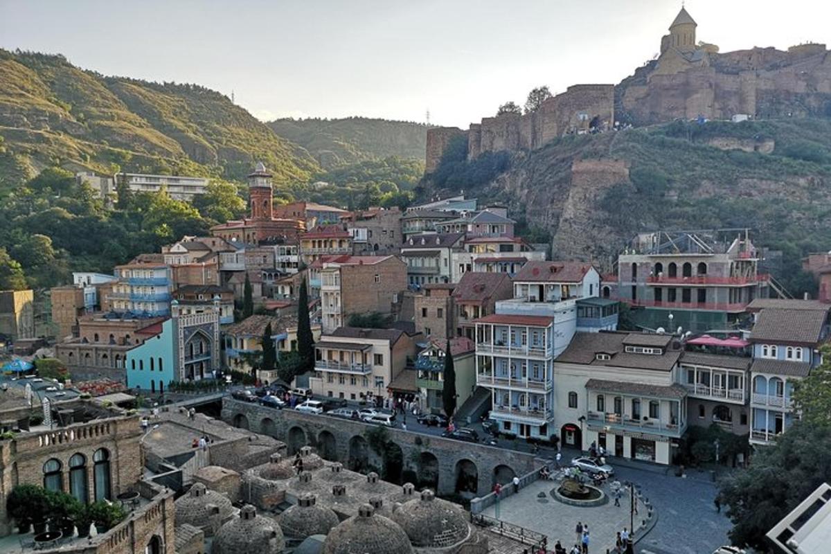 una città con un mucchio di edifici su una collina