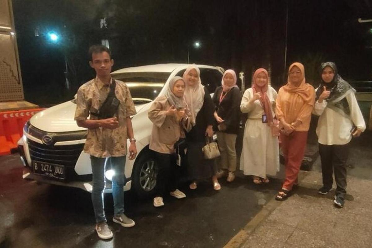 sekumpulan orang berdiri di hadapan kereta