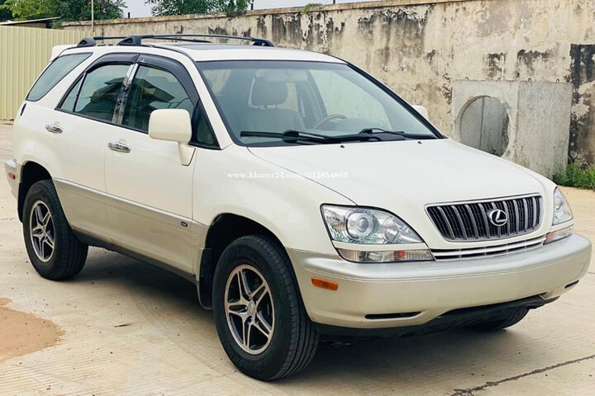 bílé SUV zaparkované na parkovišti