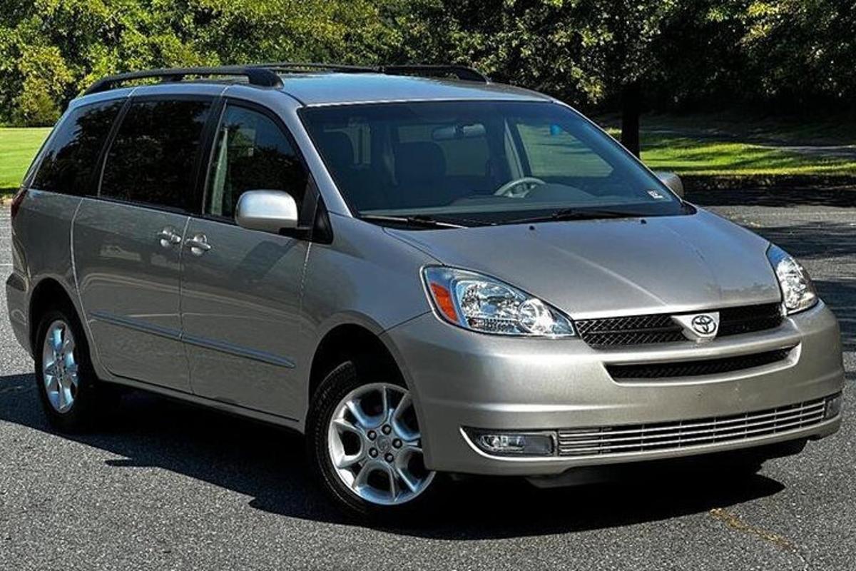 Una minivan plateada estacionada en un estacionamiento