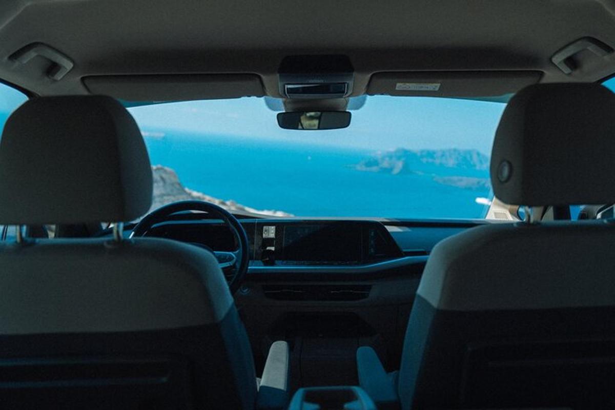 une vue de l'intérieur d'une voiture regardant l'océan