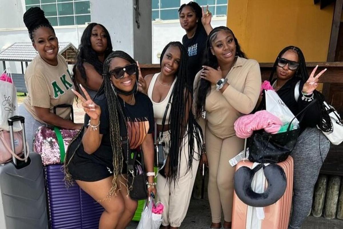 eine Gruppe von Frauen, die für ein Foto posieren