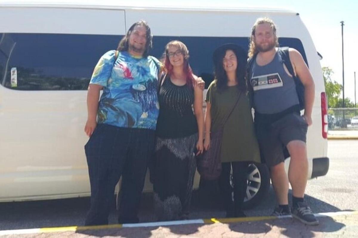 Un grupo de personas de pie delante de una camioneta