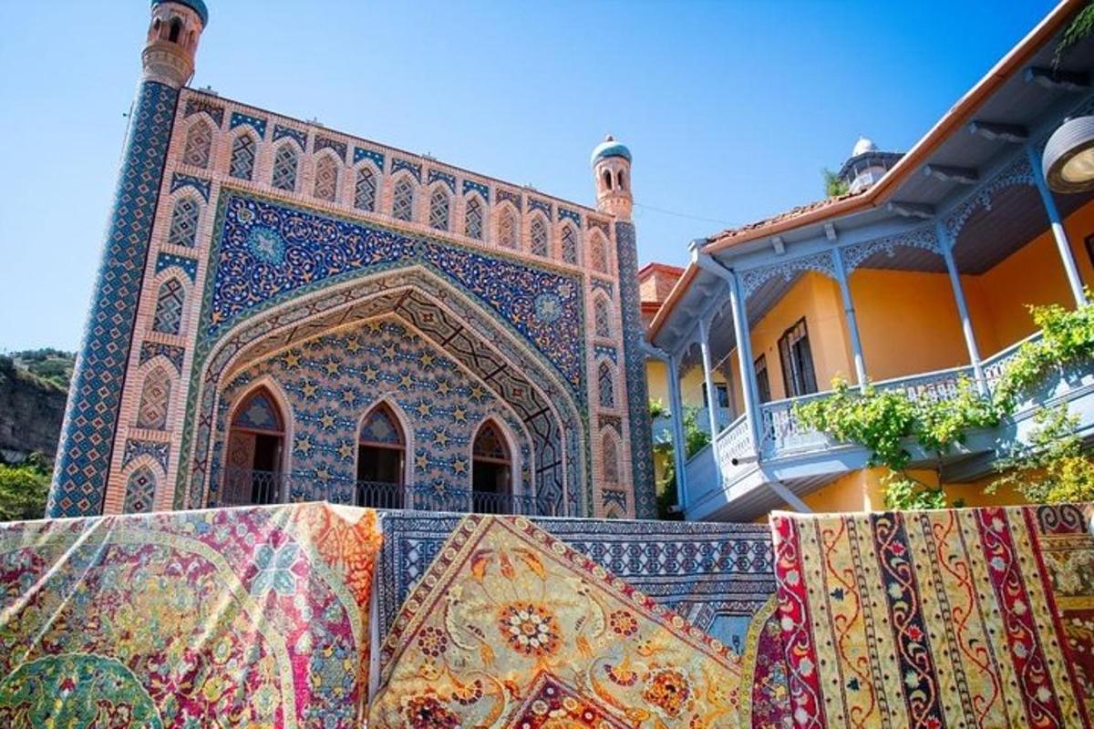 Un edificio con un montón de alfombras delante.