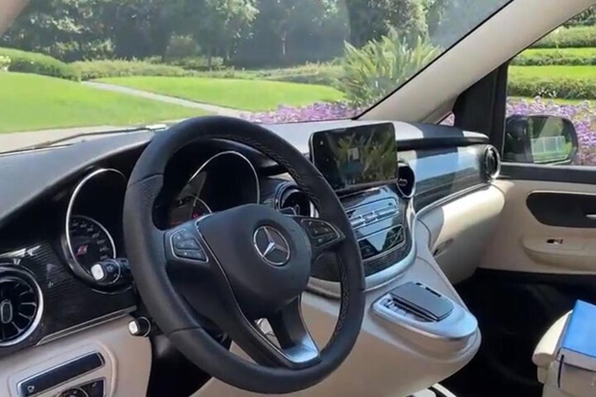 pohled na volant auta