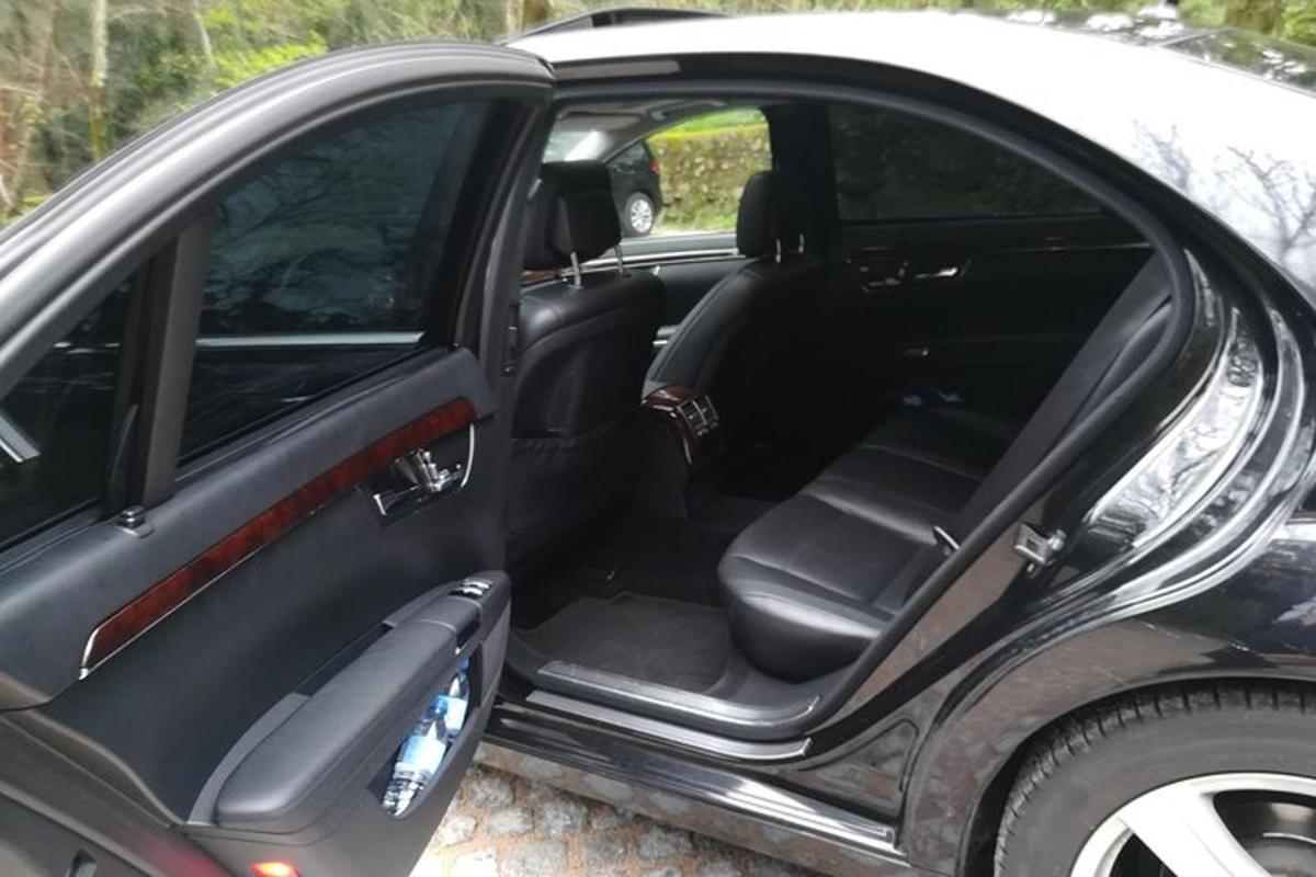 must auto, mille uks on lahti ja tagaiste on
