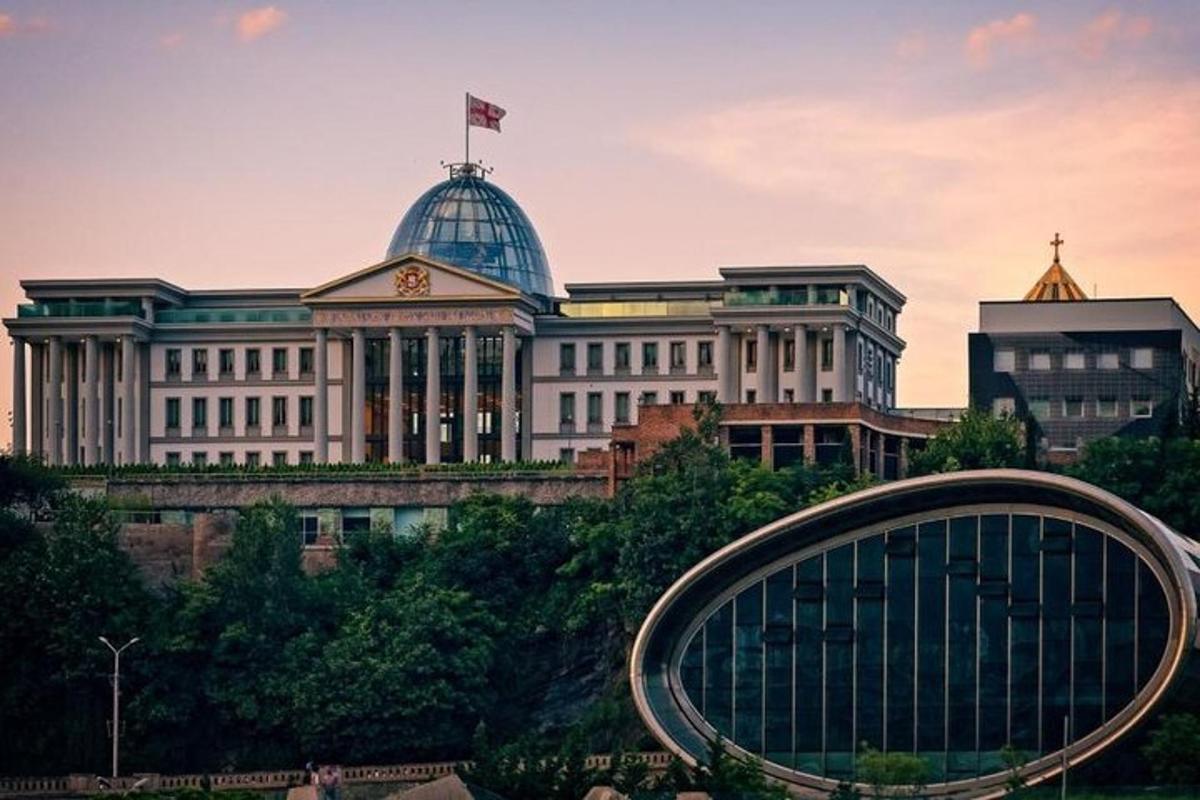 üstünde bayrak olan bir bina