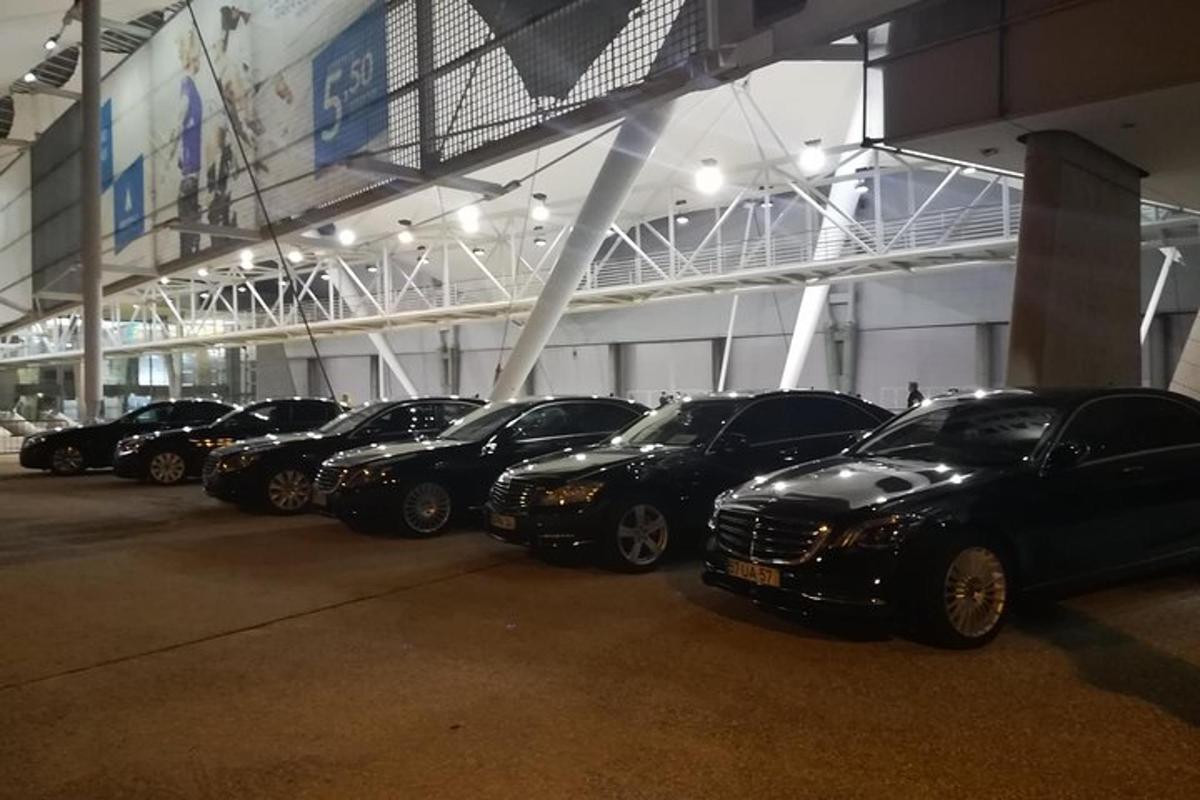 eine Reihe schwarzer Autos, die in einem Gebäude geparkt sind
