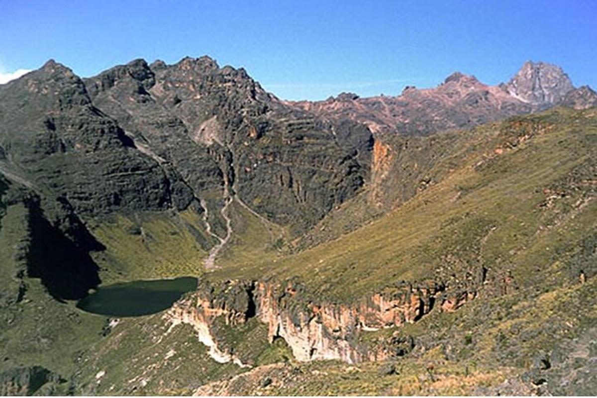 une vue aérienne d'une chaîne de montagnes avec un lac
