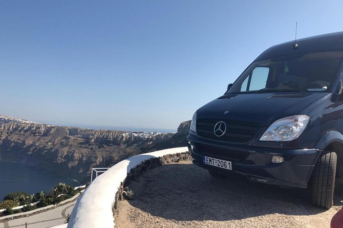 Ένα μπλε βαν παρκαρισμένο σε έναν δρόμο δίπλα σε έναν απότομο βράχο