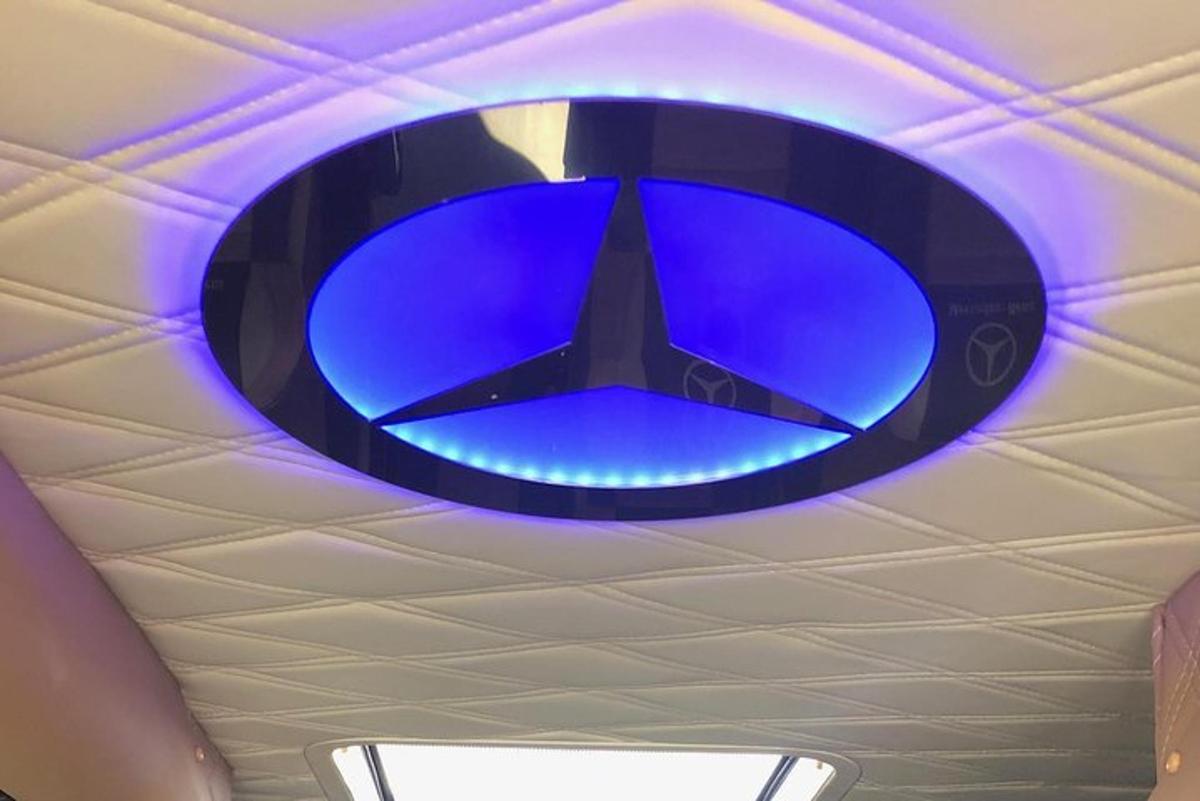 loft með bláu ljósi í herbergi