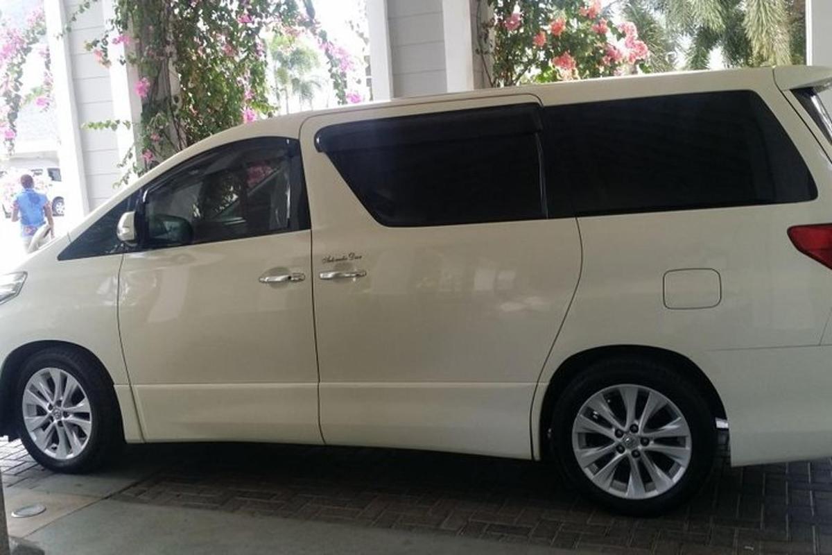 sebuah van putih diletakkan di sebatang jalan