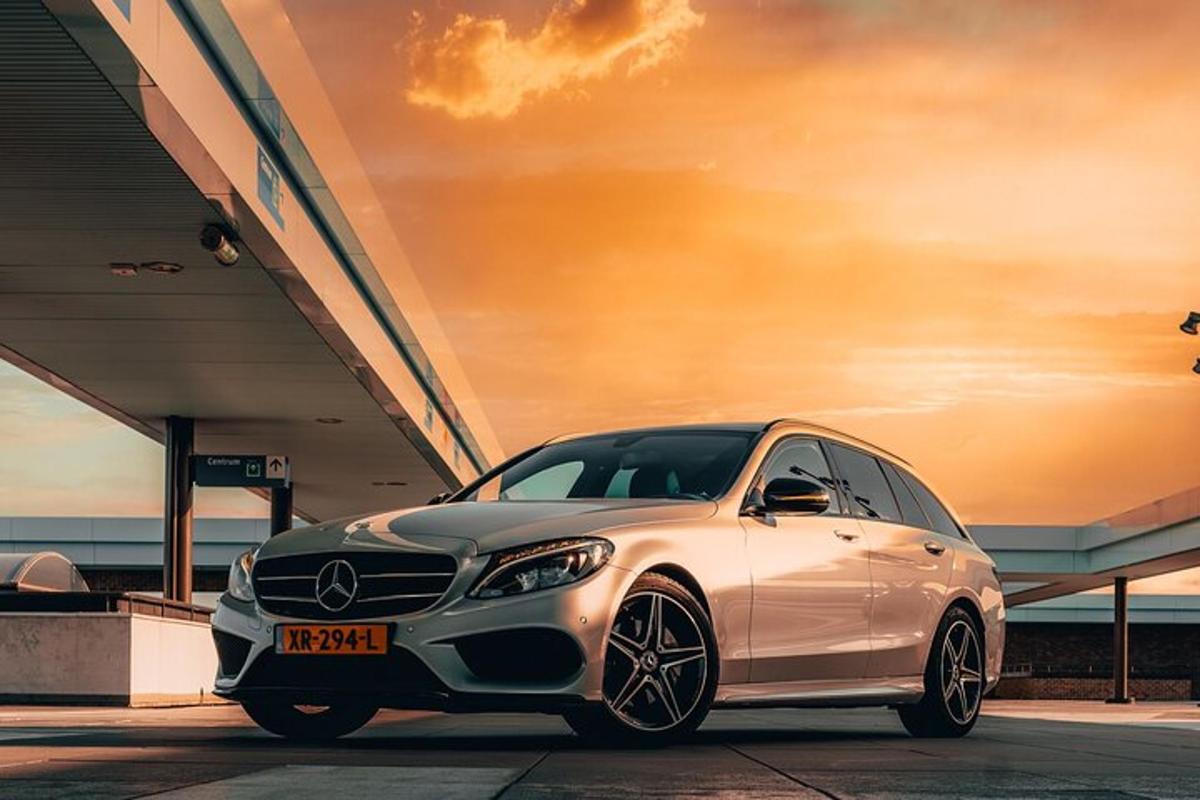 Silfurlitaður Mercedes Benz bíll lagður undir brú