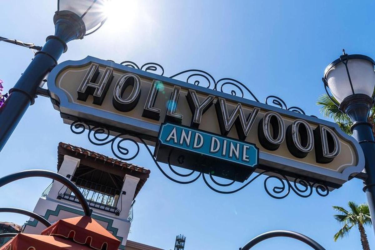 cedule pro Hollywood a cedule pro restauraci na pouliční lampě