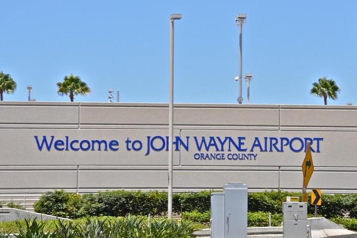 a sign for the welcome to joinivan waave airport