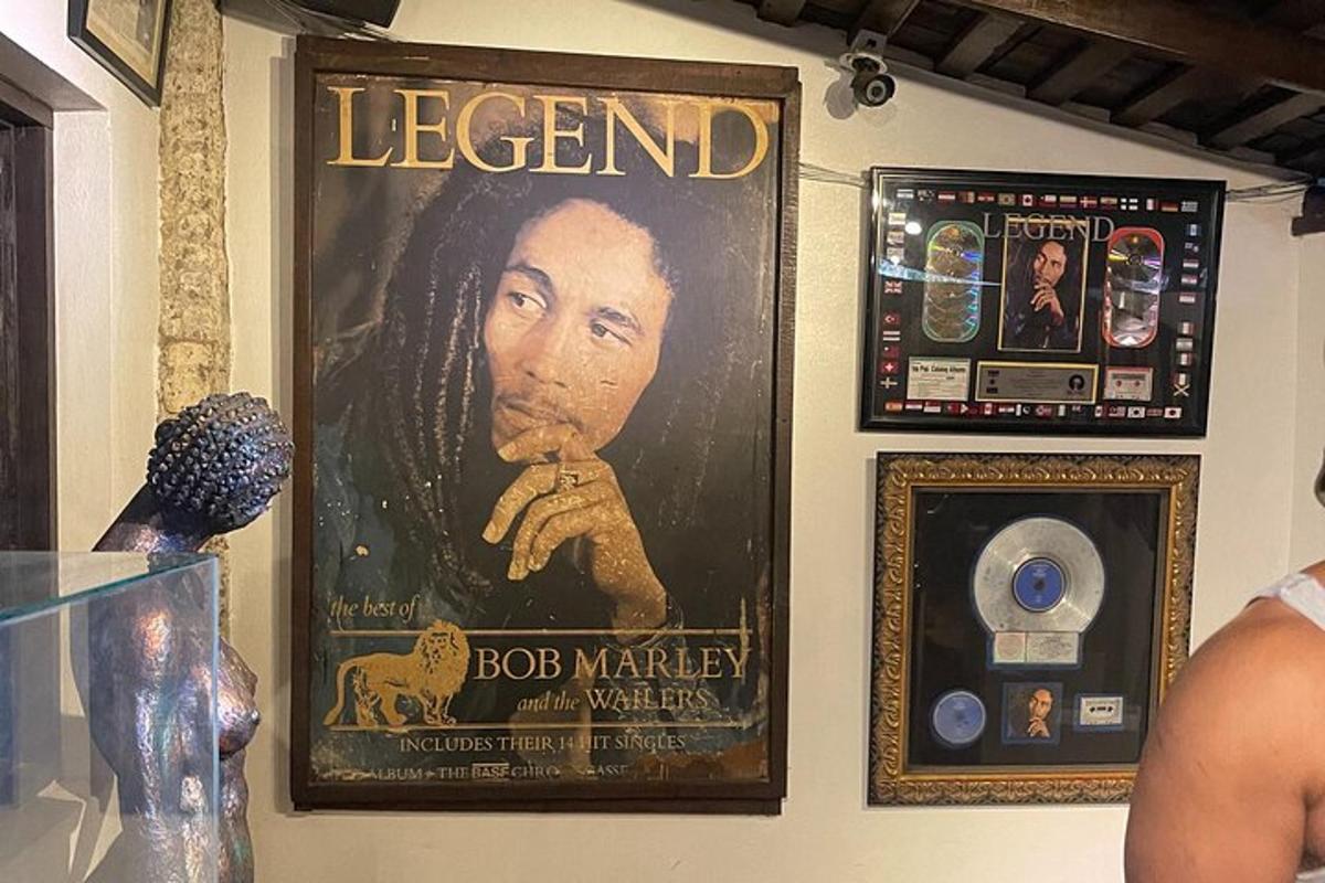 plakat legendarnego Boba Marleya na ścianie