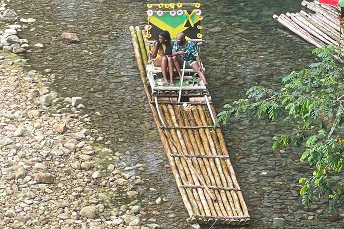 dos personas sentadas en una balsa en un río