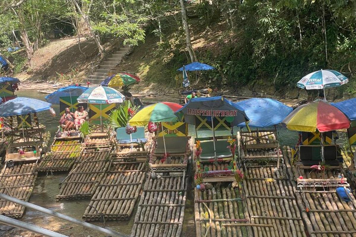 купа стільців у воді з парасольками
