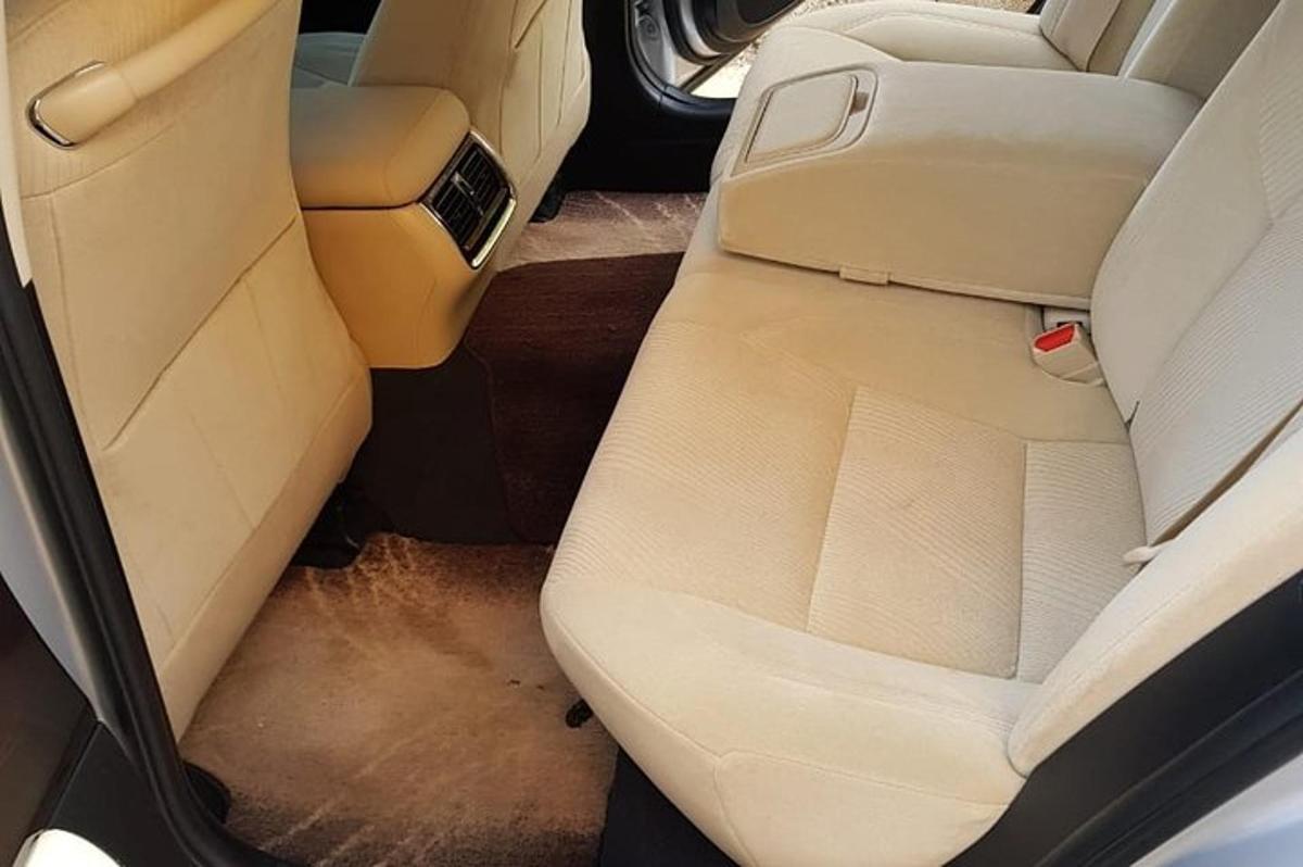 zadní sedadlo automobilu se sklopenými zadními sedadly