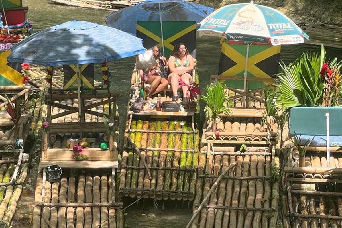 Un grupo de personas sentadas en una balsa en el agua con sombrillas.