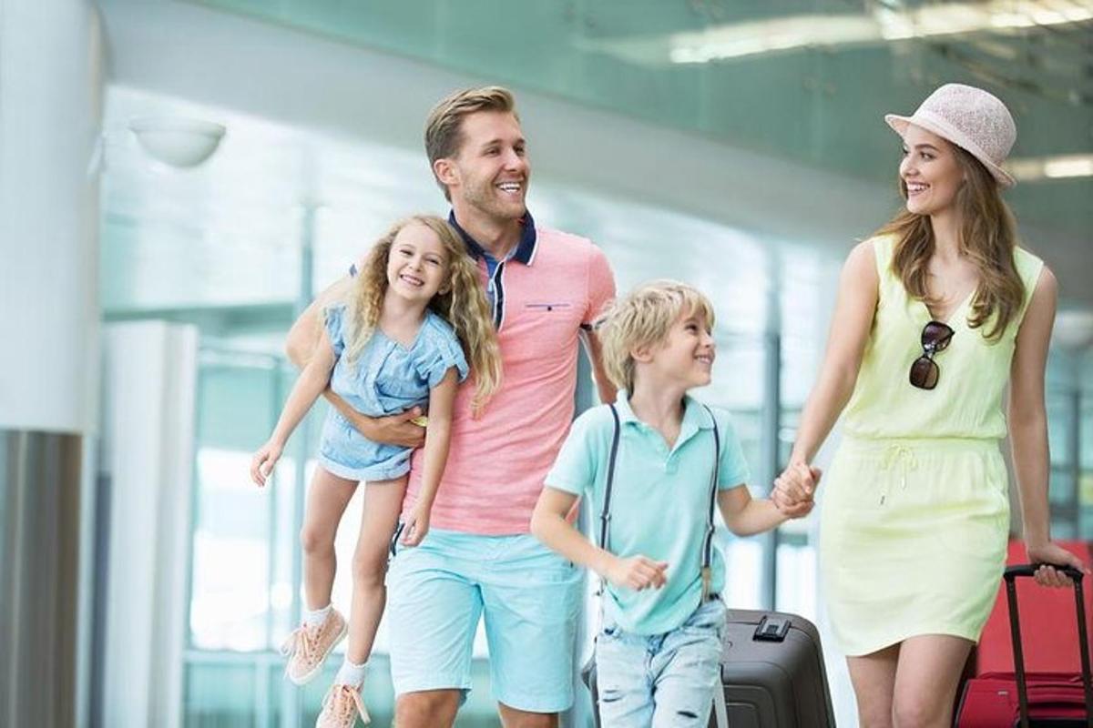 una famiglia che cammina in un aeroporto con i bagagli