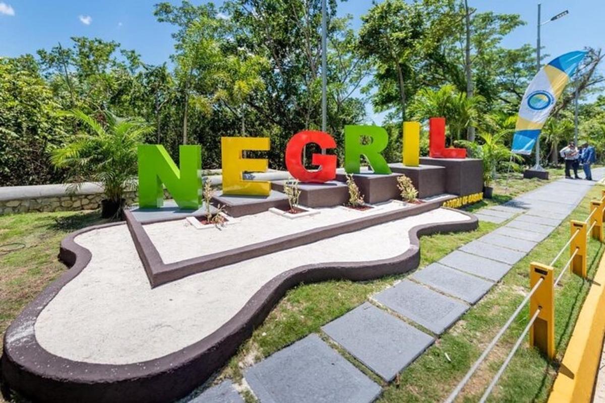 yeni park yazan bir tabelanın olduğu park