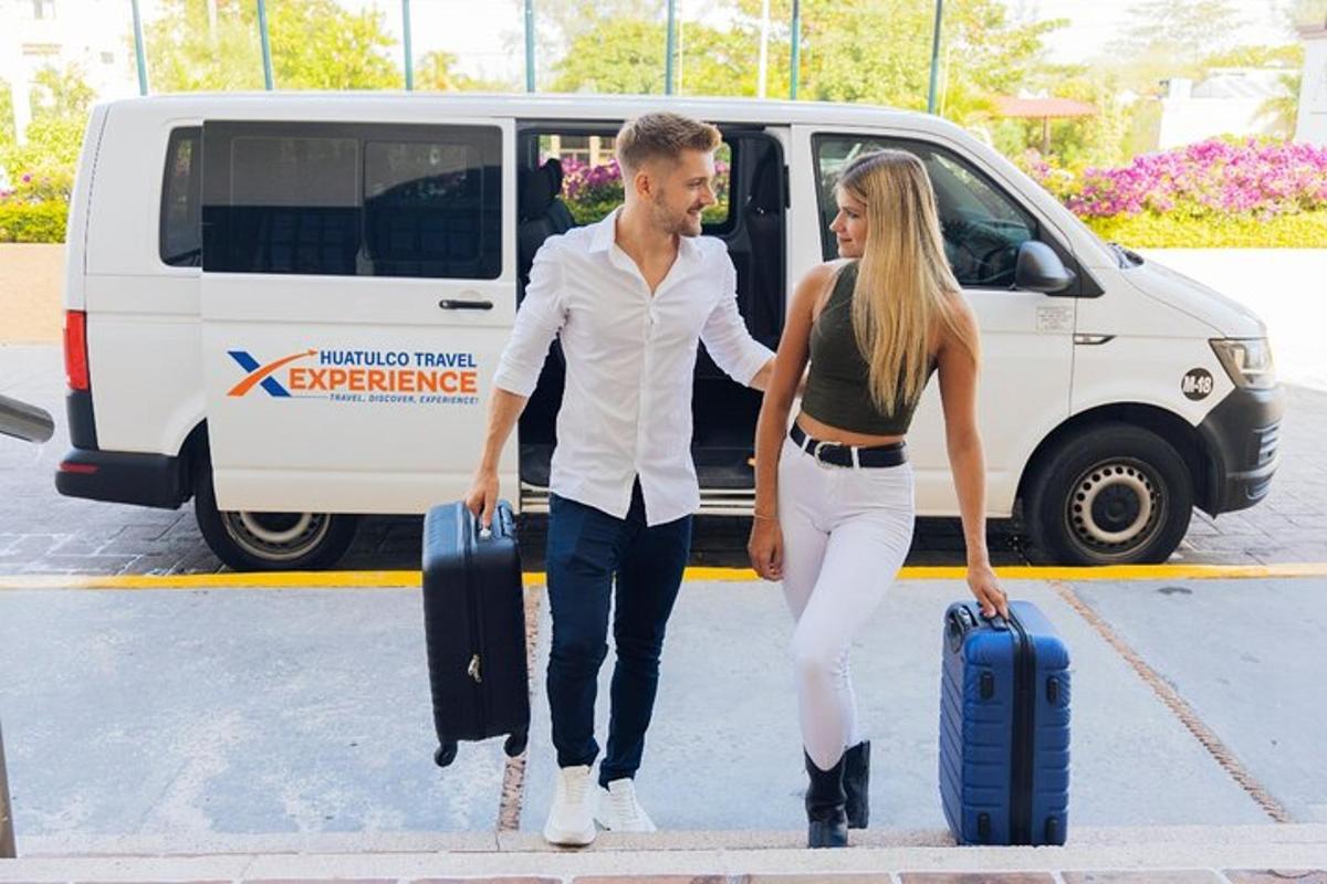 ein Mann und eine Frau gehen mit Gepäck vor einem Lieferwagen her