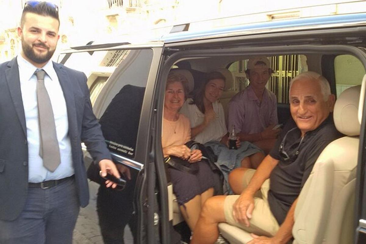un gruppo di persone sedute sul sedile posteriore di un'auto