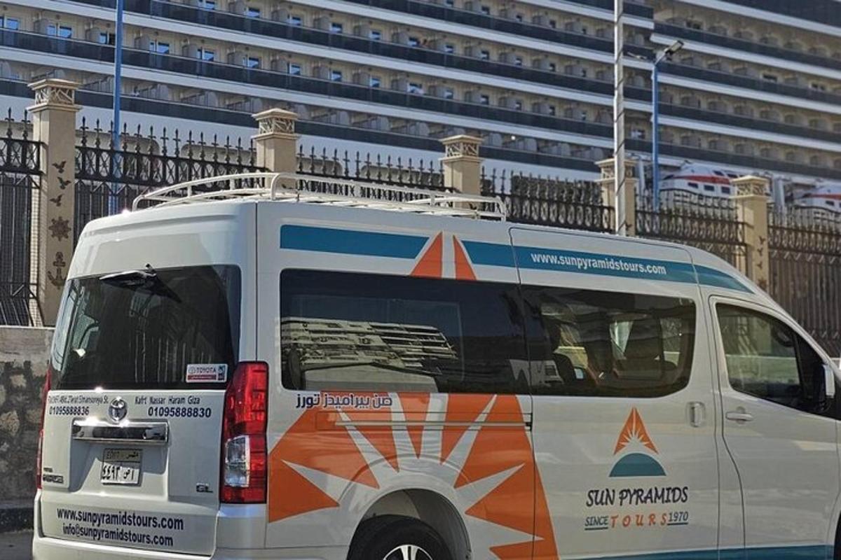 mikroautobusas pastatytas priešais pastatą
