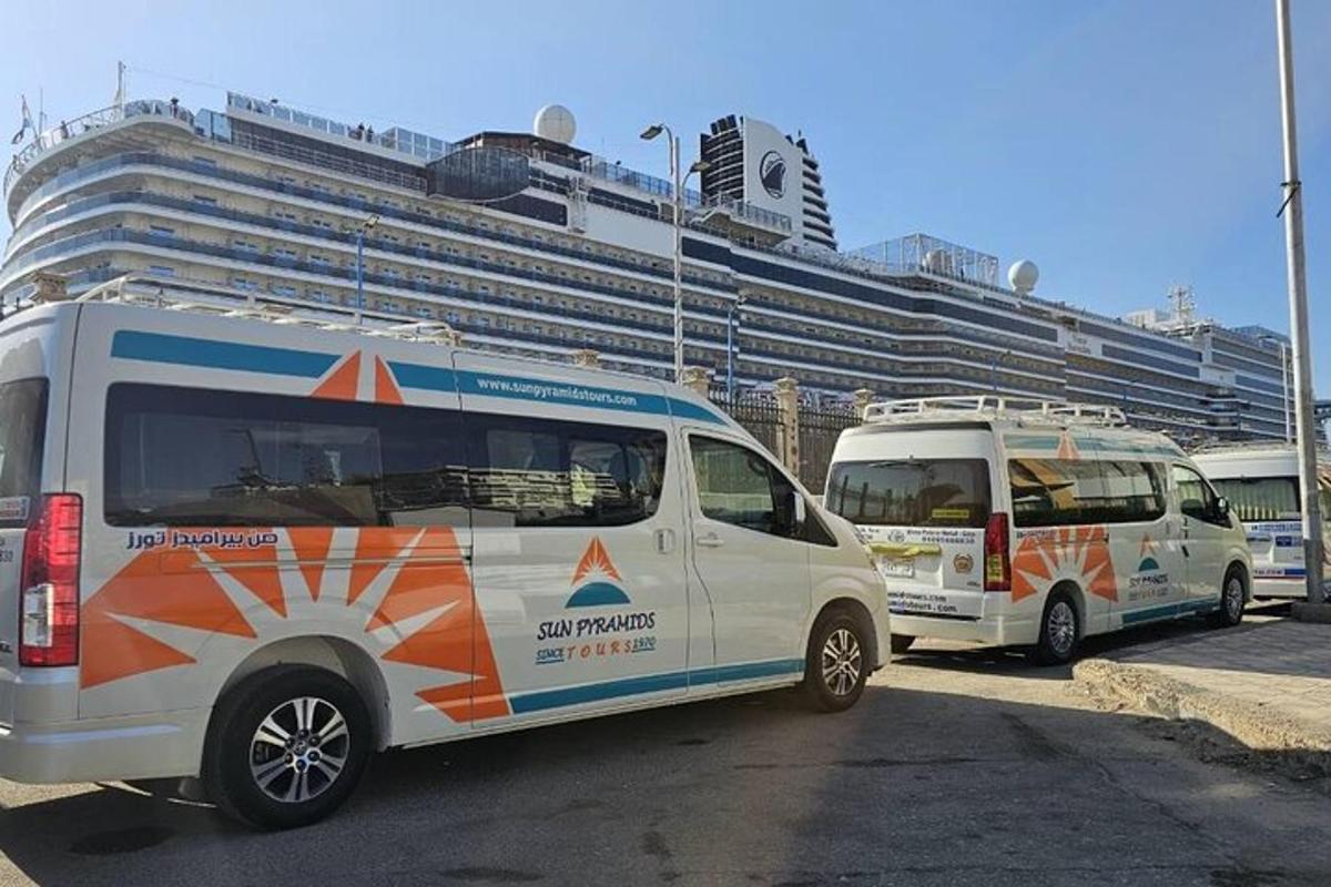Два комбија паркирана на паркингу испред крузера