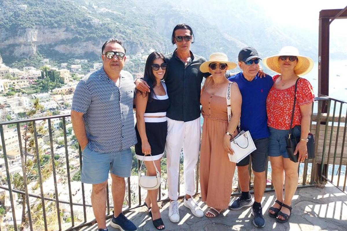 um grupo de pessoas posando para uma foto em uma varanda