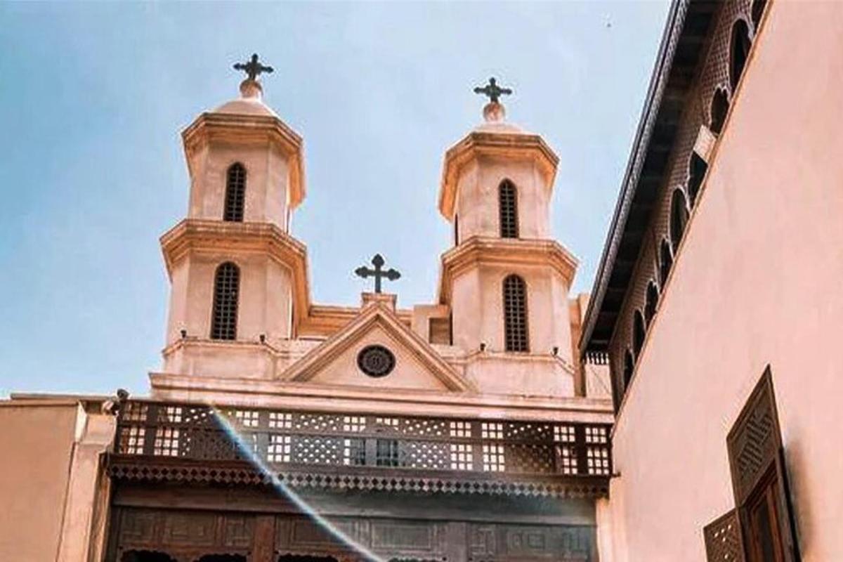 eine Kirche mit zwei Türmen darauf